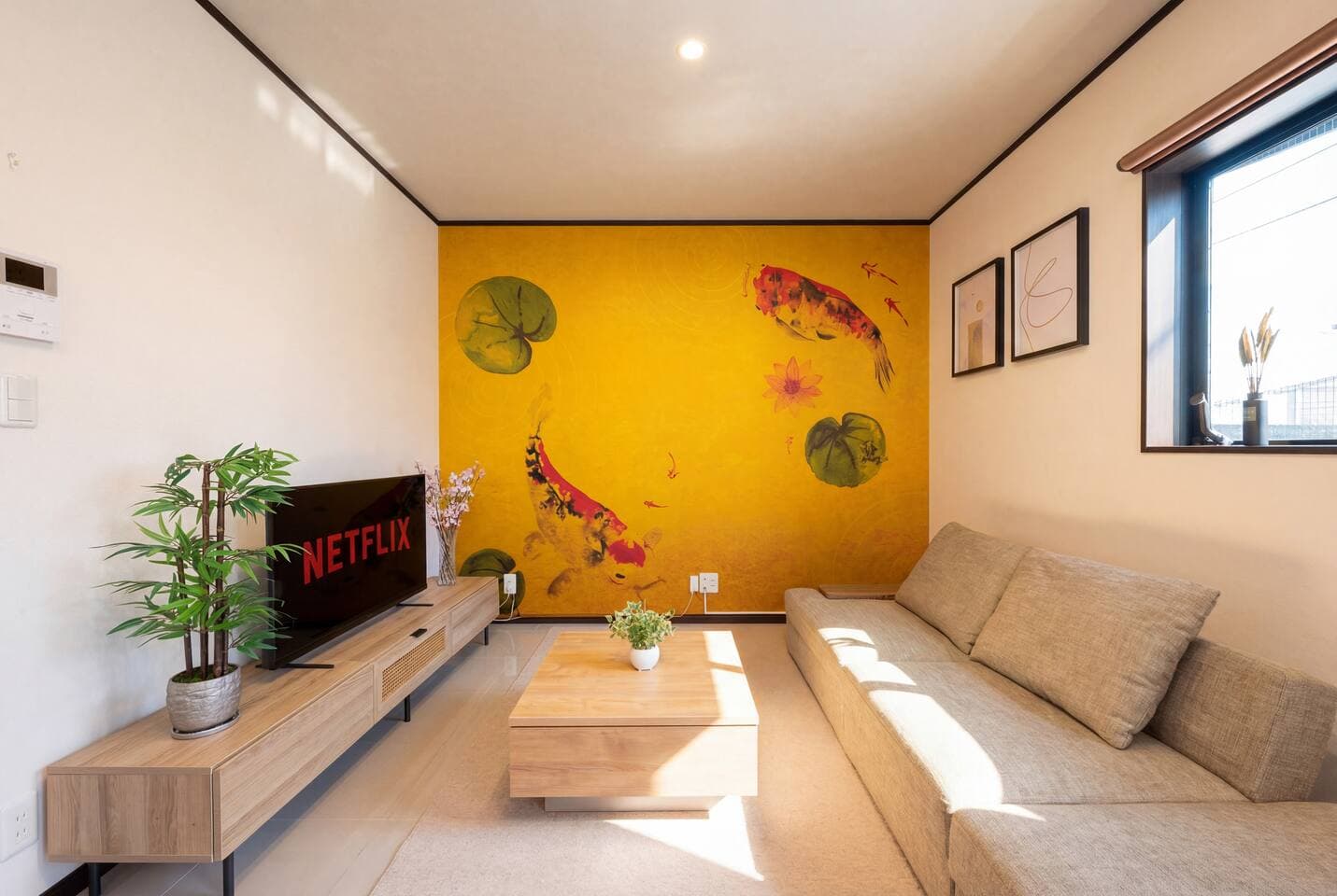 Relaxing Living Room｜Comfortable Sofa｜Netflix Included｜Perfect for Movie Nights