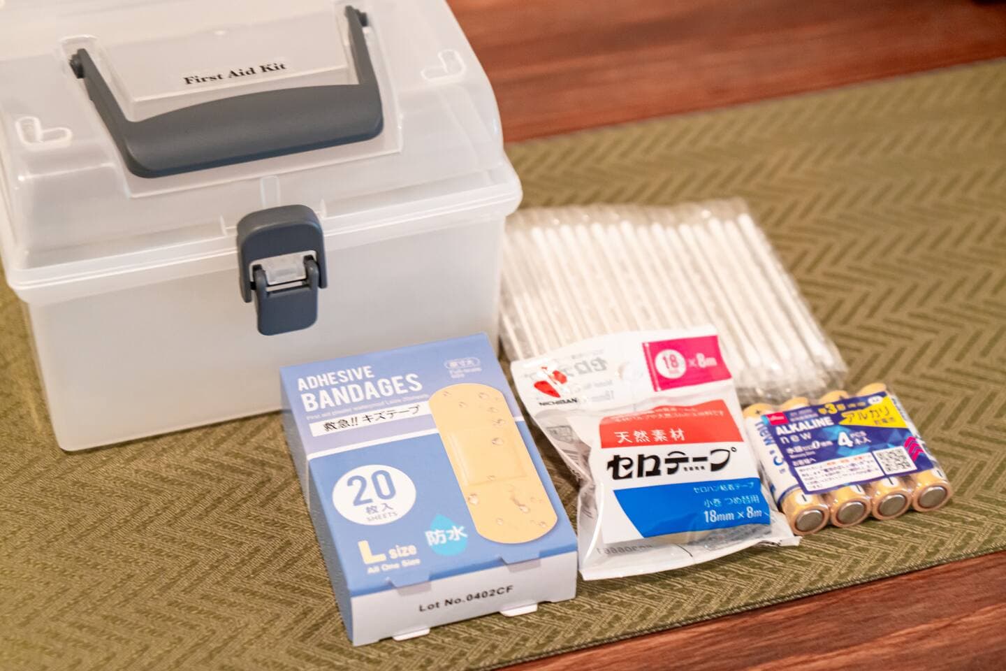  Emergency Kit for Peace of Mind
We’ve prepared a first aid kit with bandages, cotton swabs, batteries, and more—perfect for handling minor injuries or unexpected situations during your stay. Great for families with kids too!