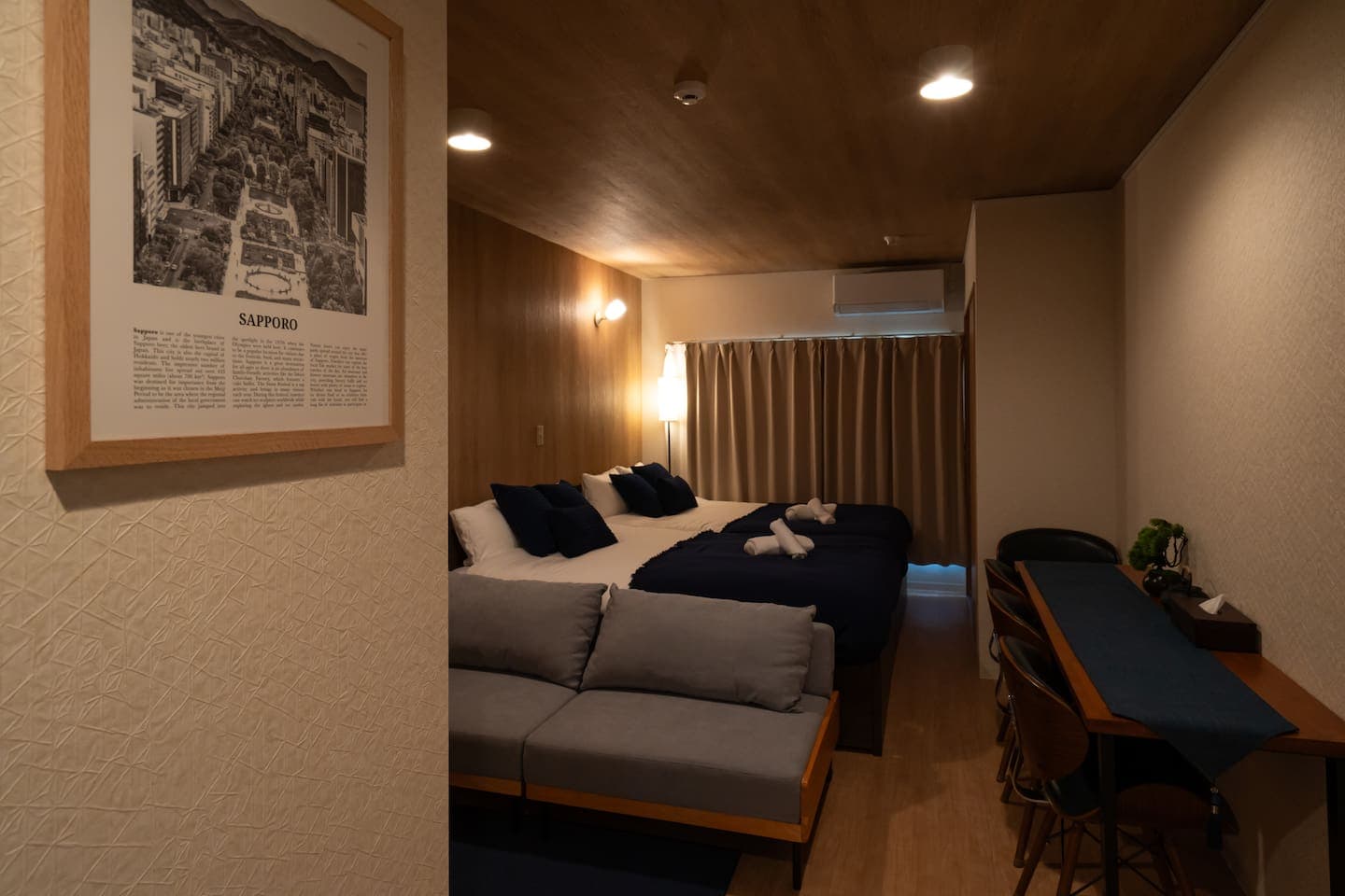 ️Relaxing Ambience with Warm Lighting
As night falls, soft ambient lighting and wooden ceiling details create a calm, cozy atmosphere. Enjoy restful sleep in the spacious beds or unwind on the comfy sofa after a long day.