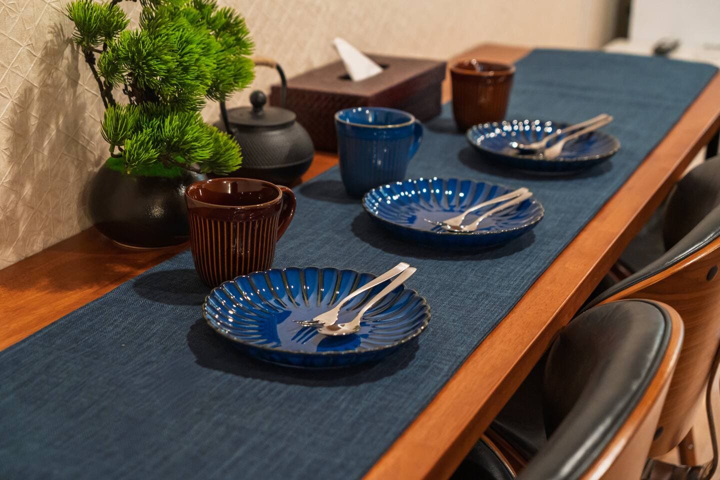 Japanese-Style Mugs & Plates for a Relaxing Moment
Enjoy your tea or snack time with elegant, traditional Japanese tableware. Chopsticks and cutlery are also provided for your convenience.