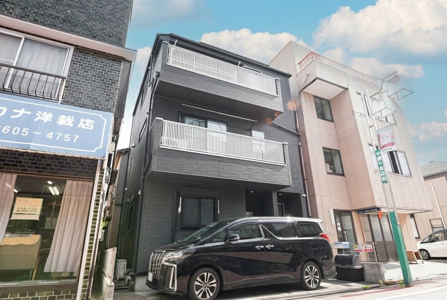 Easily park 8 seated cars｜Modern 3-Story House with Free Parking｜Only 4min Walk from Kameari Station｜Perfect for Families & Groups