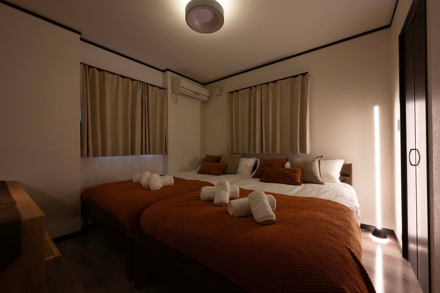 遮光カーテンと柔らかな照明が、ぐっすり眠れる空間を実現　