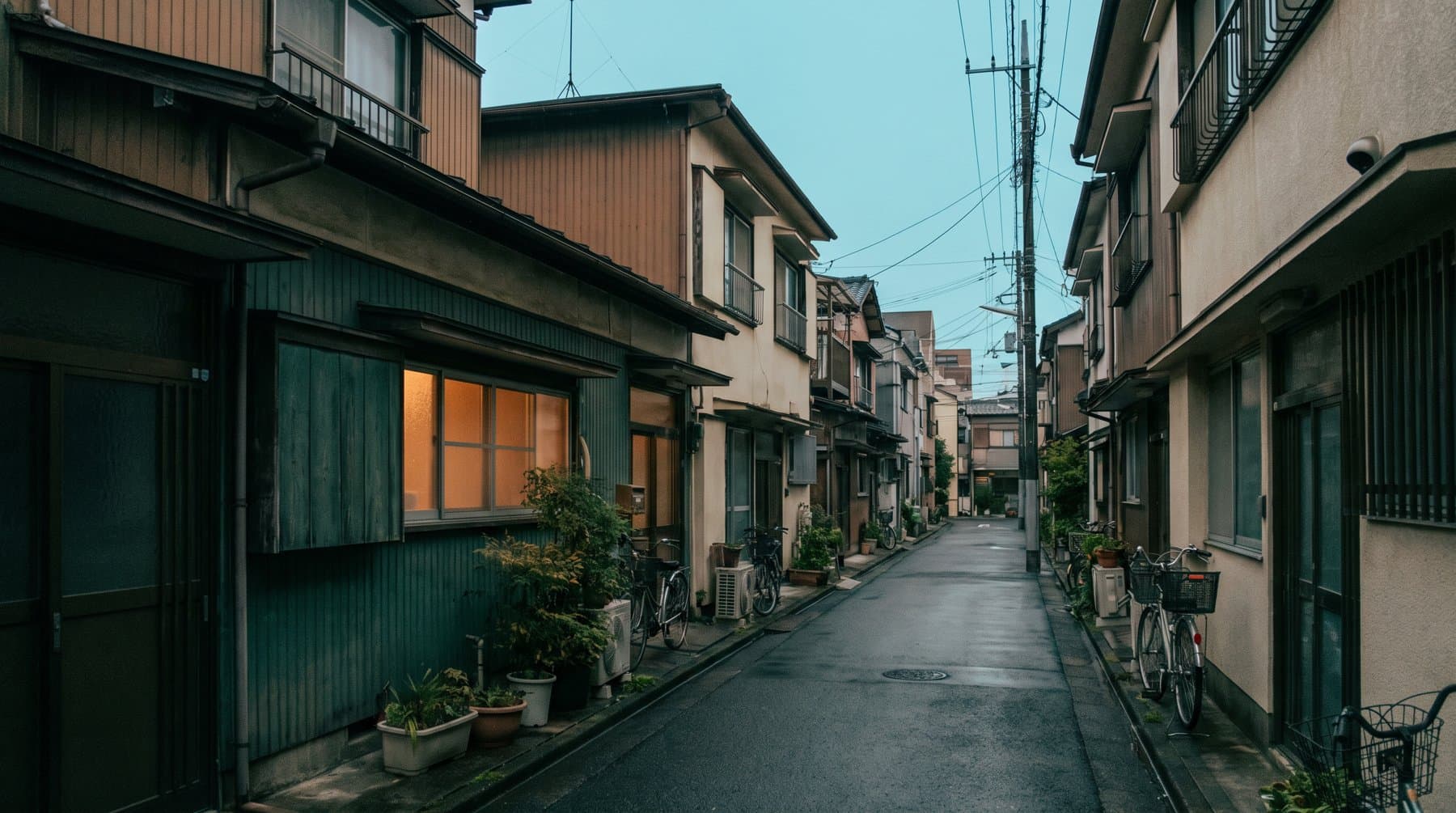 夕暮れの東京下町の路地