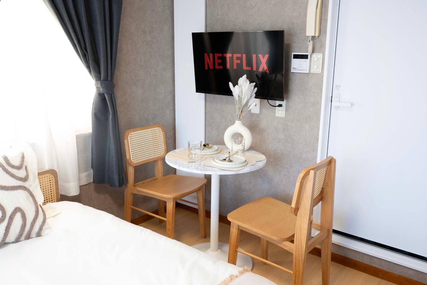 Netflix対応の壁掛けTVとテーブルで、リラックスタイムを満喫